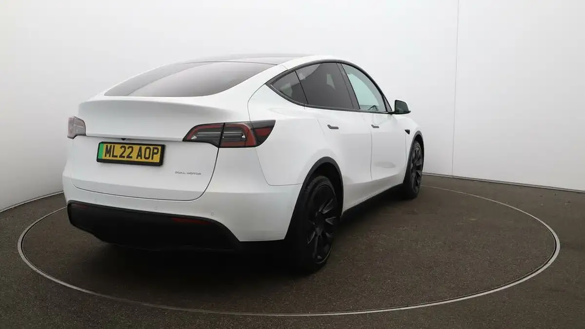 2022-tesla-model-y-e-long-range-big-46