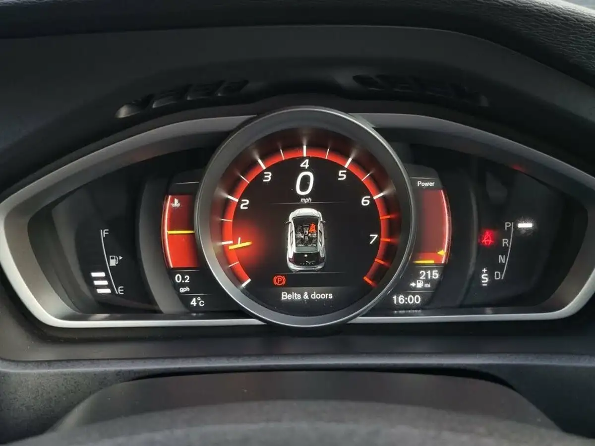 2018-volvo-v40-15-t2-r-design-pro-big-23