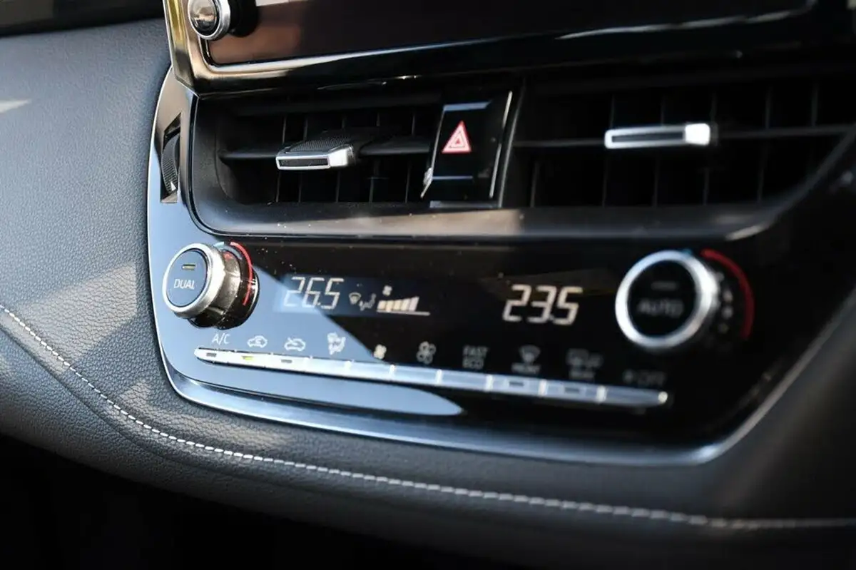 2022-toyota-corolla-18-vvt-i-icon-tech-trk-hatchback-5d-big-51