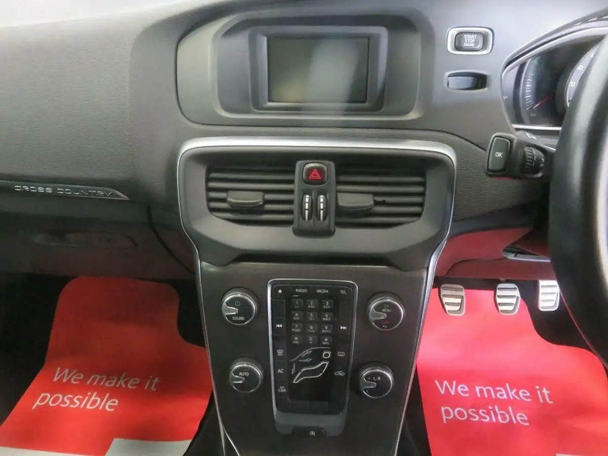 2015-volvo-v40-16td-d2-cross-country-lux-nav-big-22