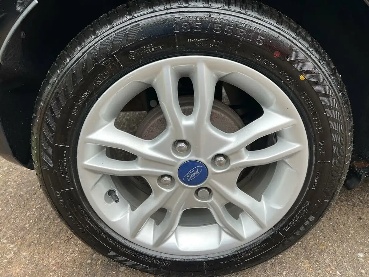 2016-ford-fiesta-125-zetec-3d-big-55
