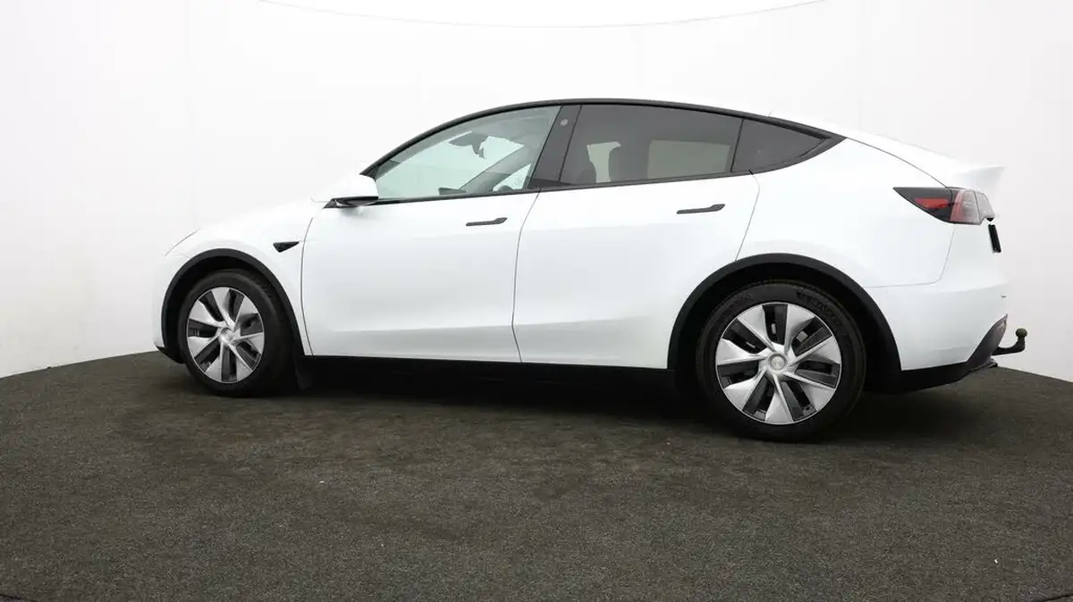 2023-tesla-model-y-e-rwd-big-65