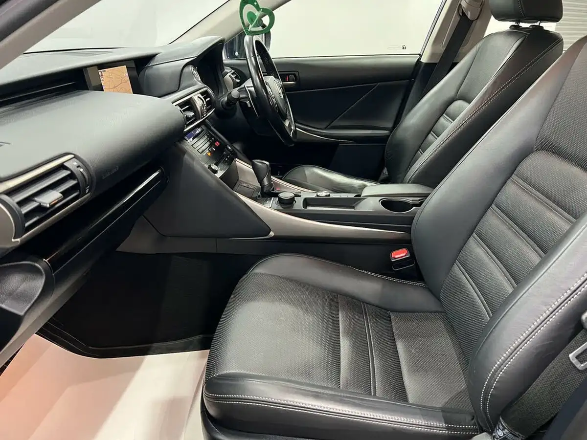 2017-lexus-is-300h-25-advance-big-45