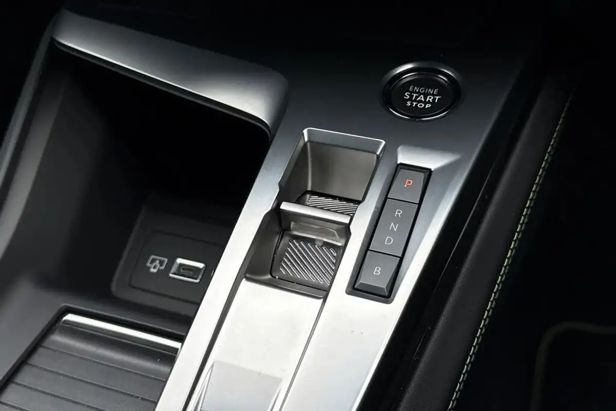 2024-peugeot-308-e-gt-big-21