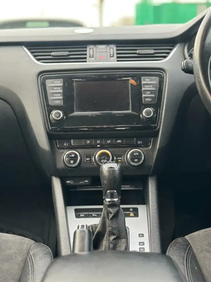 2015-skoda-octavia-16tdi-elegance-hatchback-dsg-big-18