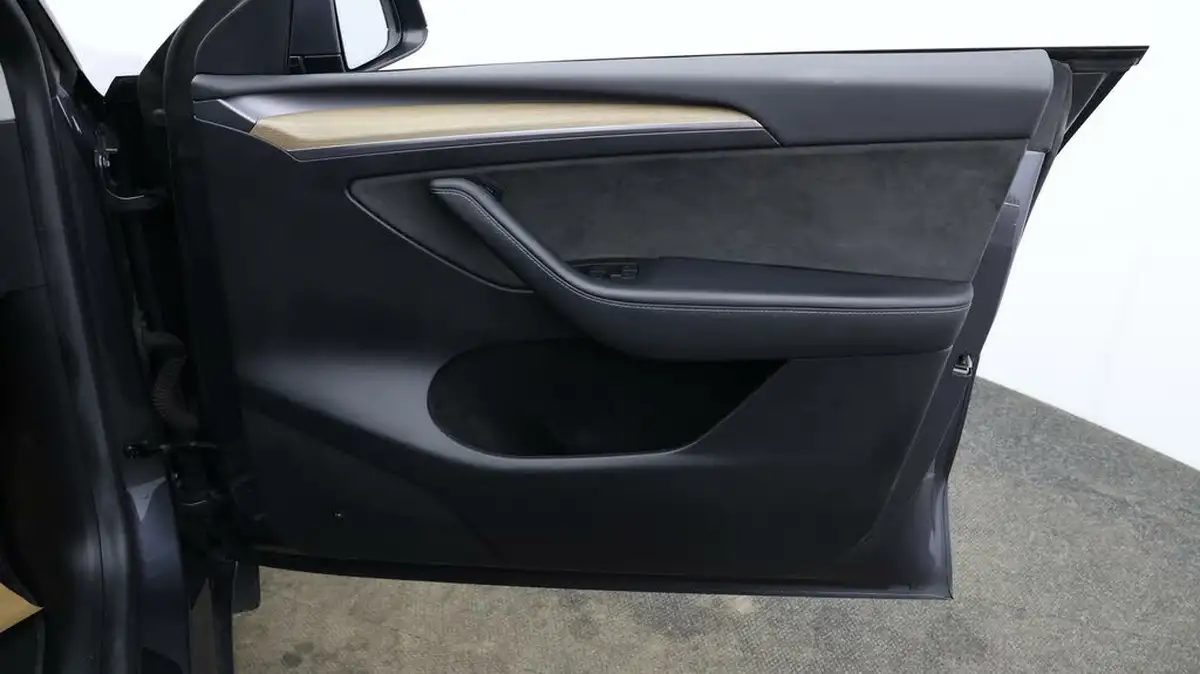 2022-tesla-model-y-e-long-range-big-14