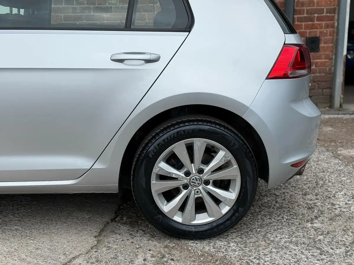 2014-volkswagen-golf-16tdi-se-ss-hatchback-5d-big-43