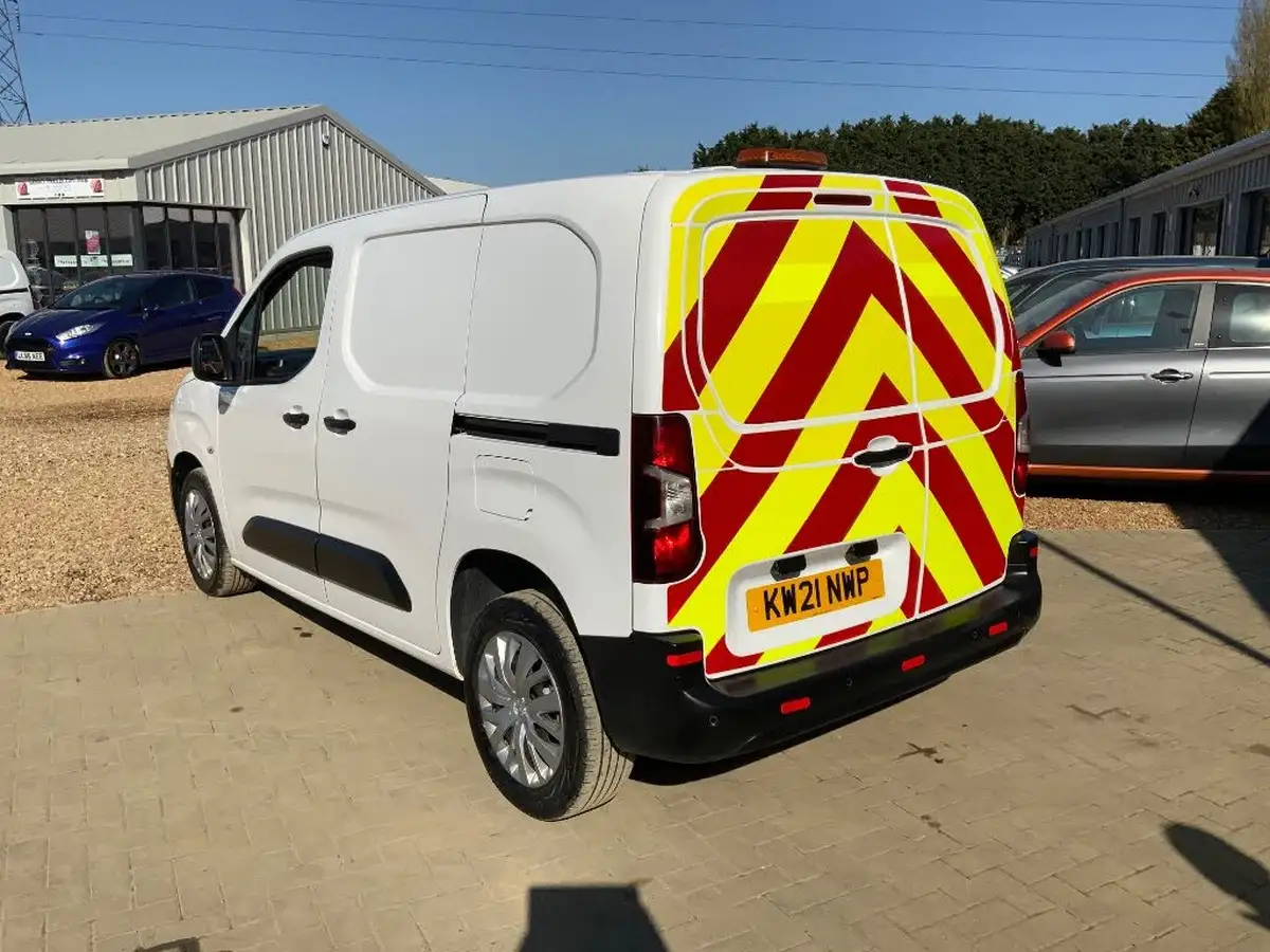 2021-peugeot-partner-15-bluehdi-1000-professional-100ps-eu6dt-panel-big-5