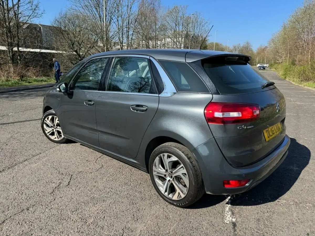 2016-citroen-c4-picasso-16bluehdi-exclusive-big-10