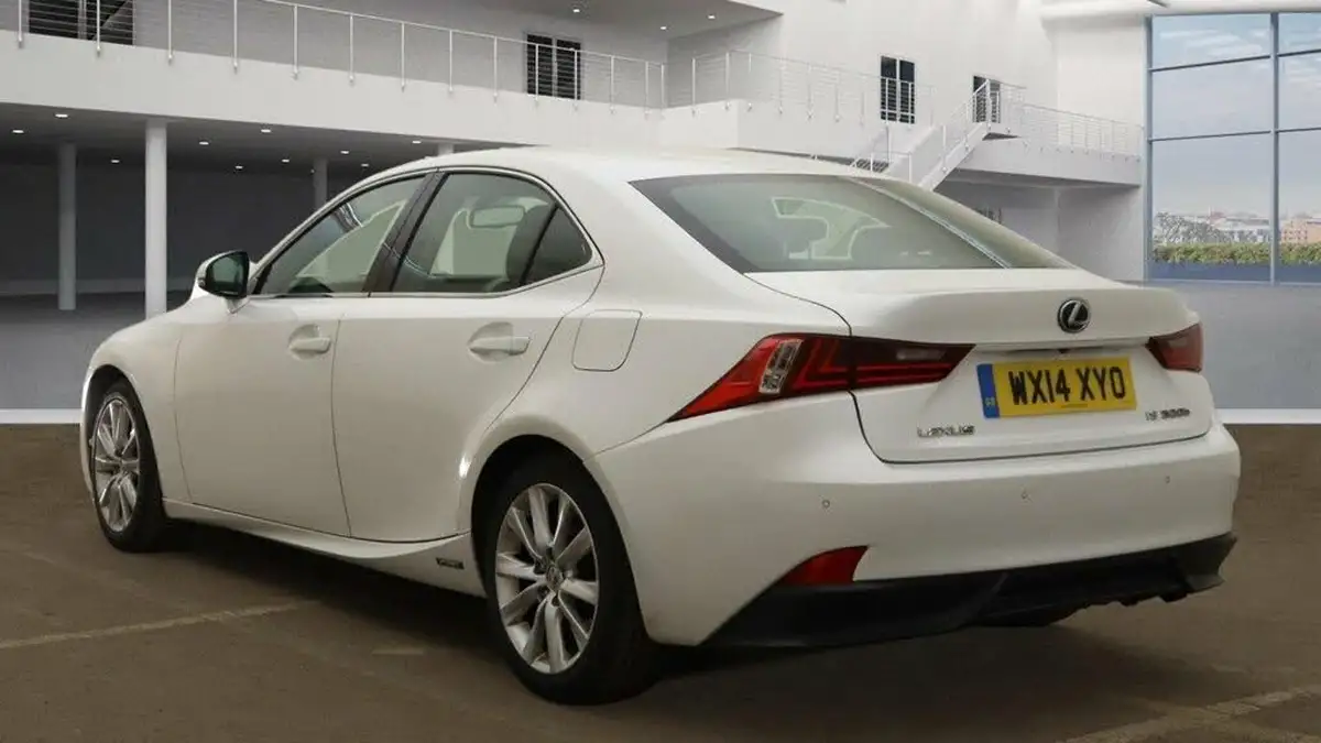 2014-lexus-is-300h-25-luxury-big-2