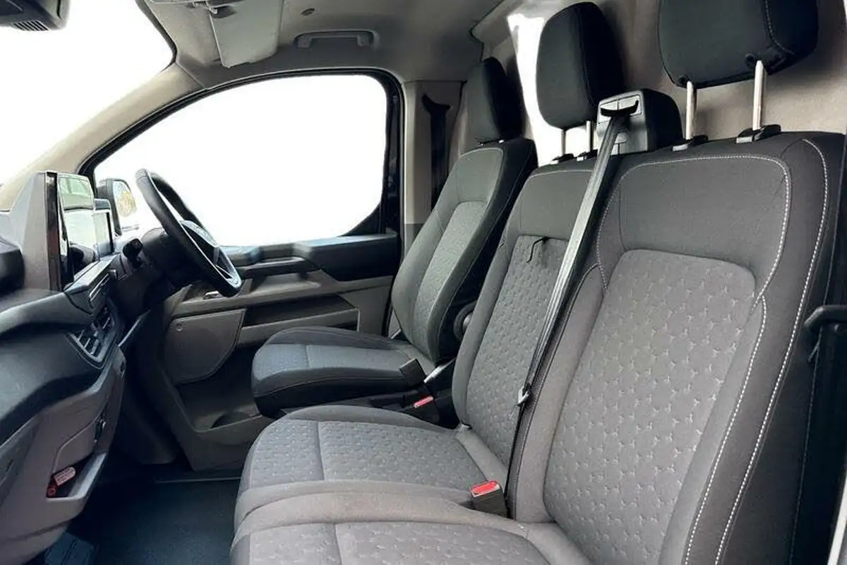 2024-ford-transit-custom-e-320-l1h1-limited-136ps-panel-van-big-9