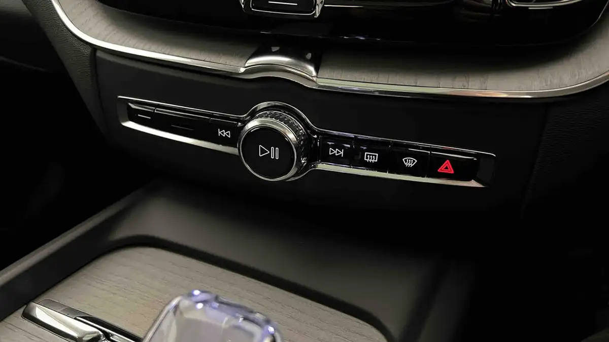 2024-volvo-xc60-20-t8-ultimate-dark-big-47