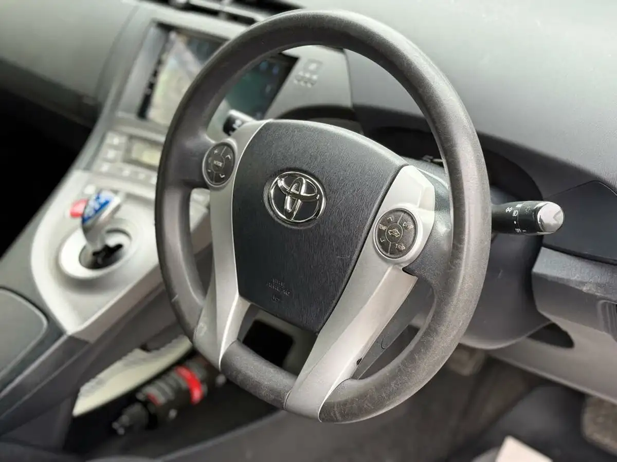 2014-toyota-prius-big-44