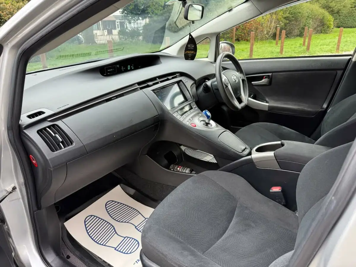 2014-toyota-prius-big-20