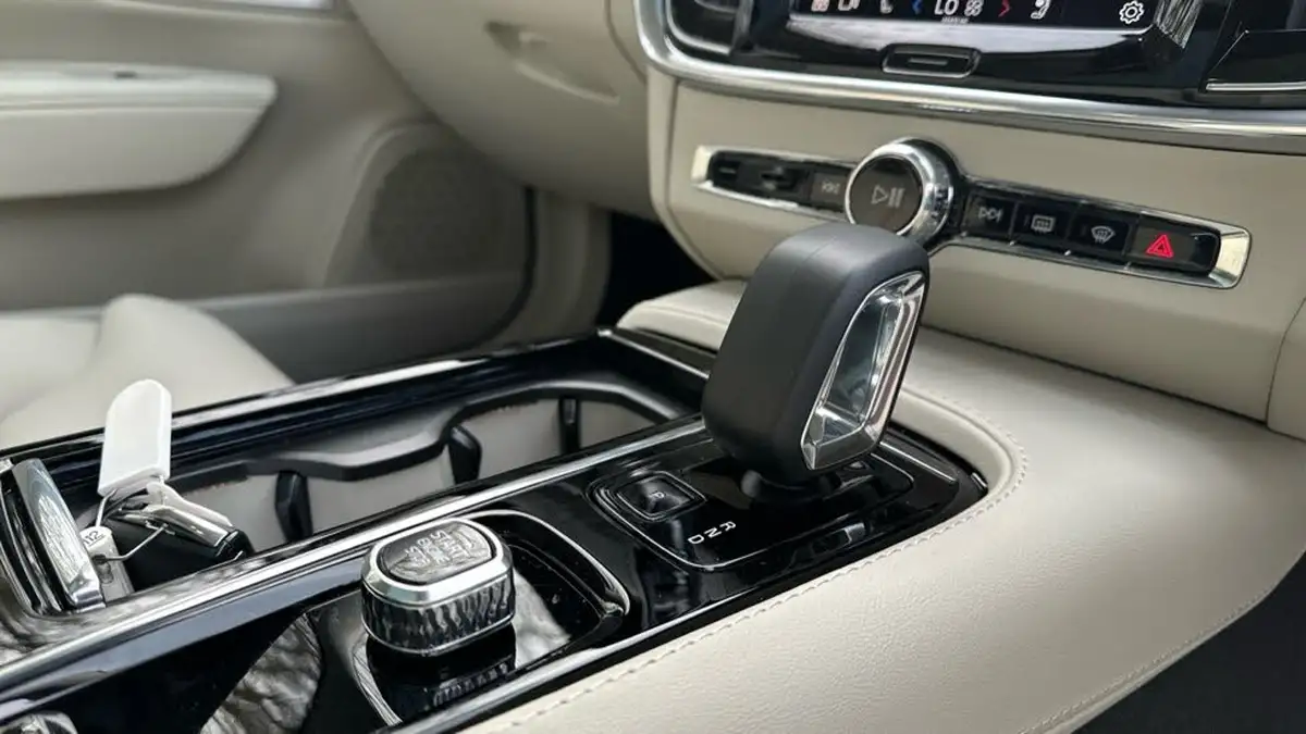 2025-volvo-v90-20-t8-ultra-big-13