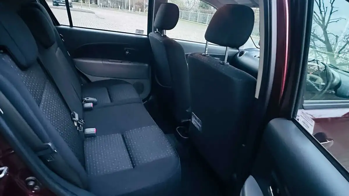 2009-daihatsu-sirion-13-se-big-6