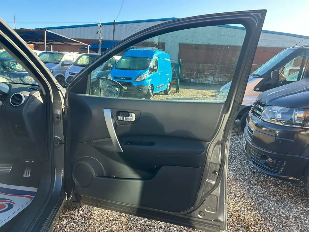 2012-nissan-qashqai-20td-n-tec-big-48
