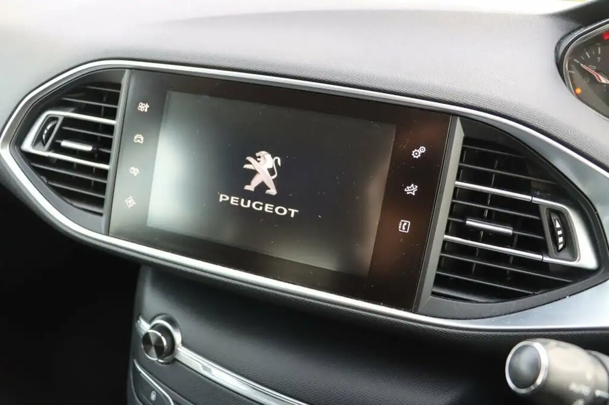 2017-peugeot-308-12-puretech-allure-110bhp-big-21