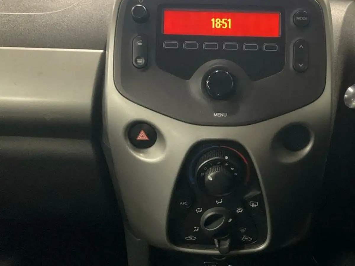 2016-toyota-aygo-10-vvt-i-x-play-68bhp-5d-big-9