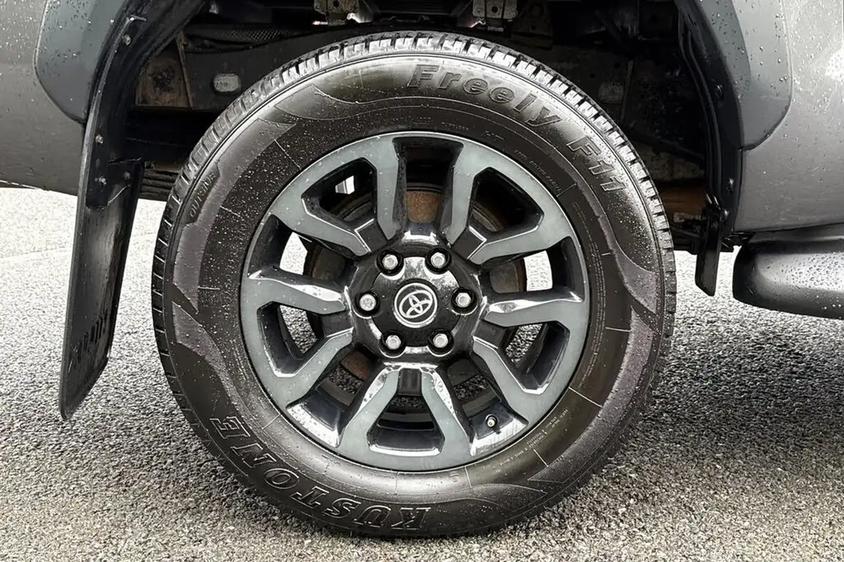 2021-toyota-hi-lux-28d-4d-invincible-x-at35-204hpeu6dt-e-big-10