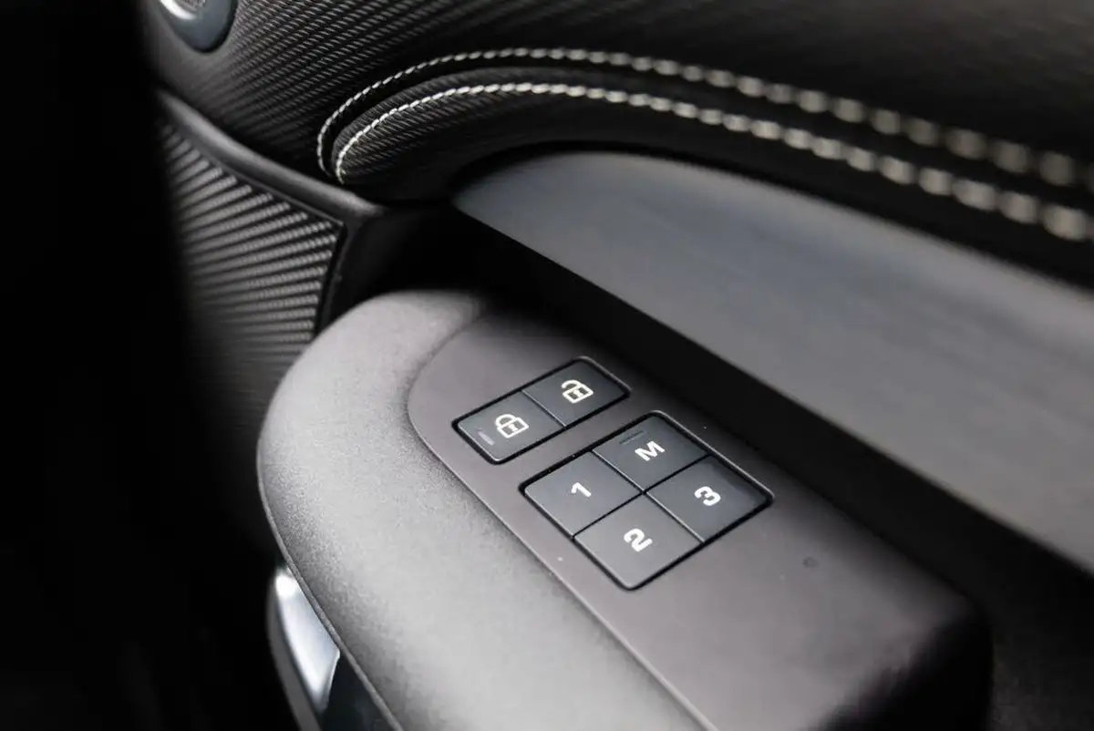 2024-land-rover-discovery-30-d300-dynamic-se-big-24