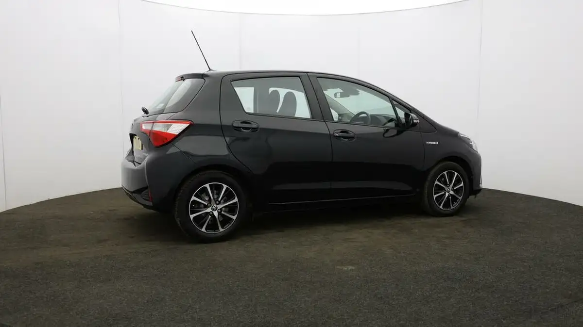 2018-toyota-yaris-15-vvt-i-icon-tech-98bhp-hybrid-1497cc-e-cvt-big-47