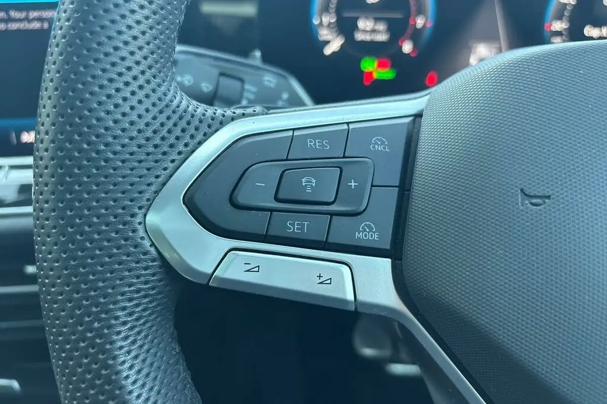 2024-volkswagen-passat-15-etsi-r-line-big-44