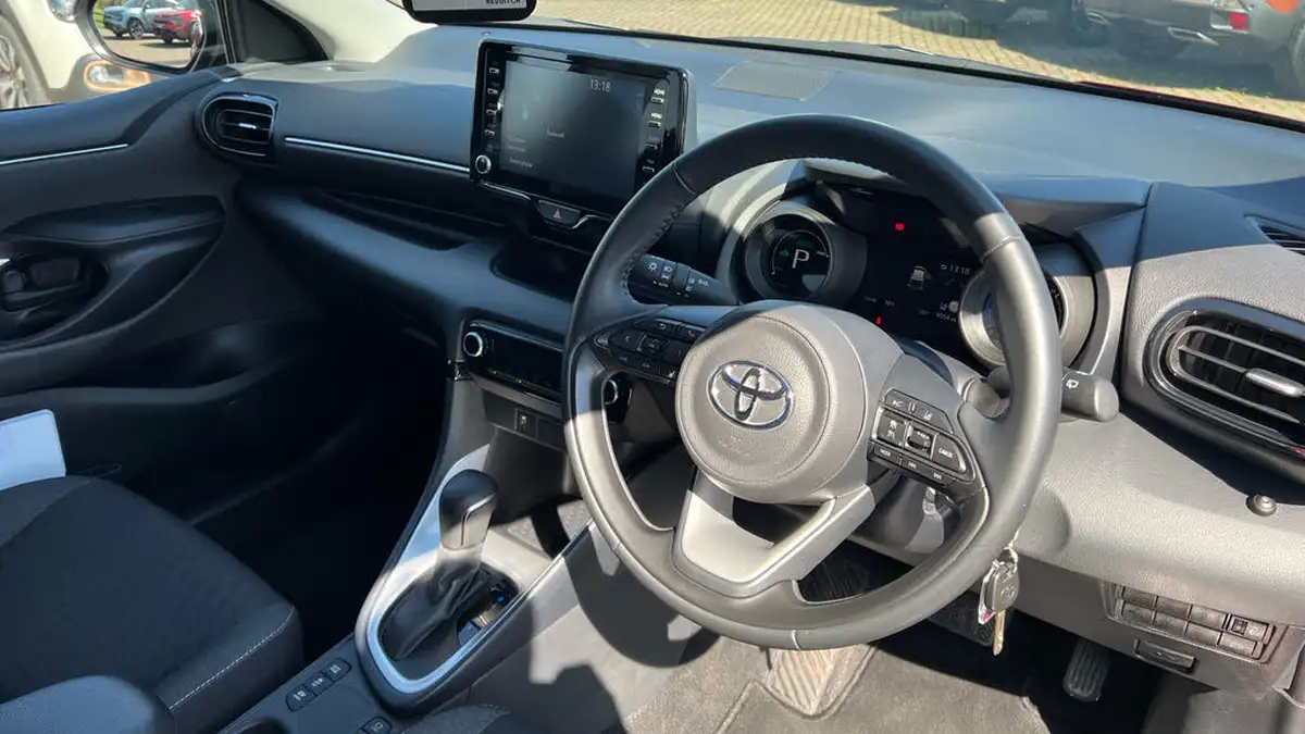 2021-toyota-yaris-15-vvt-i-design-big-10