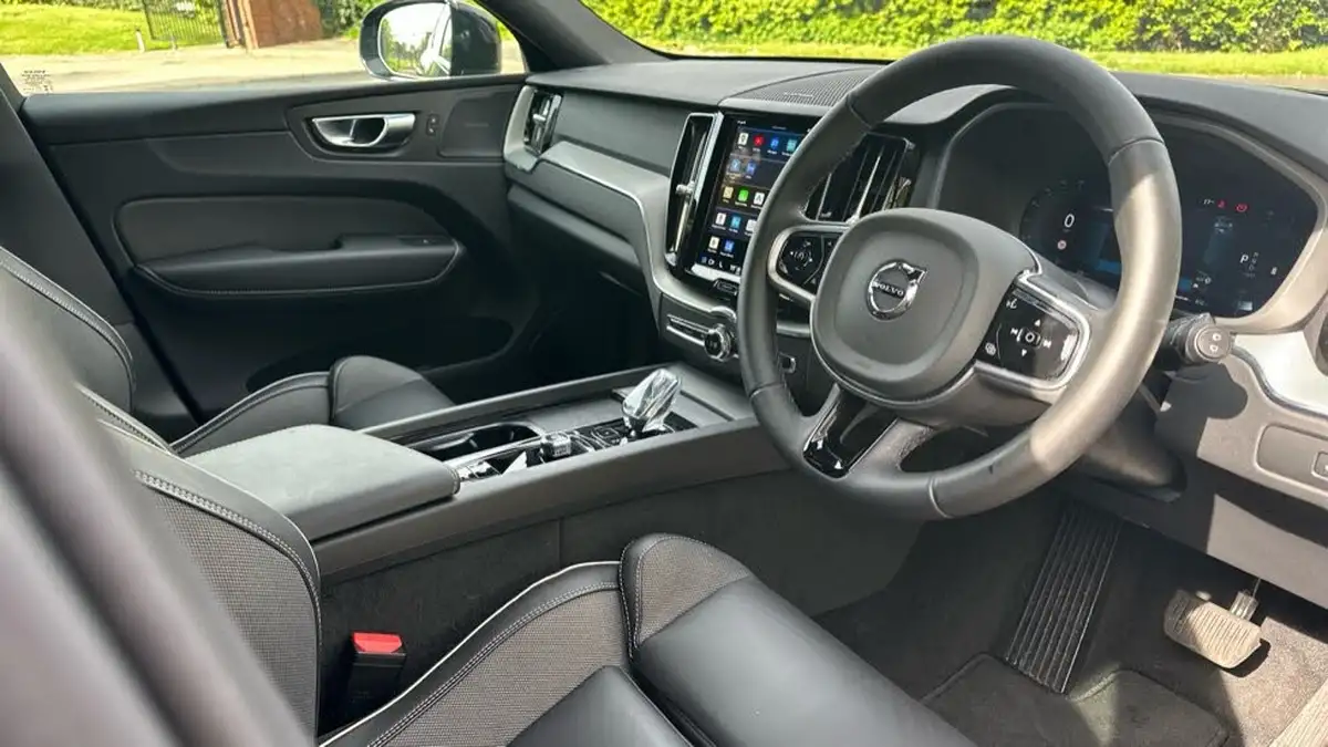 2025-volvo-xc60-20-b5-plus-black-edition-big-4