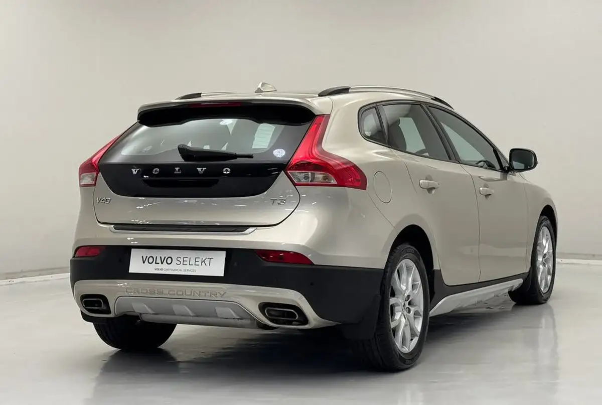 2016-volvo-v40-20-t3-cross-country-pro-big-5