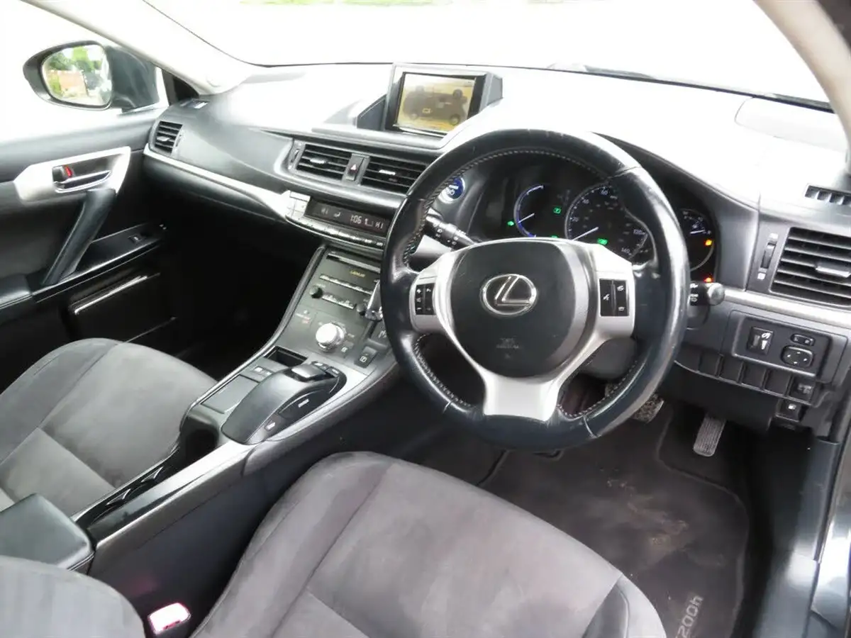 2011-lexus-ct-200h-18-se-i-big-23