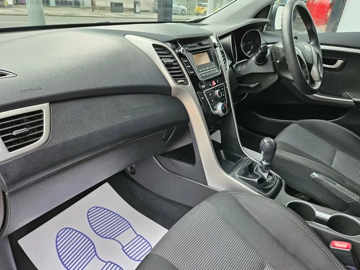 2015-hyundai-i30-16crdi-s-hatchback-big-26