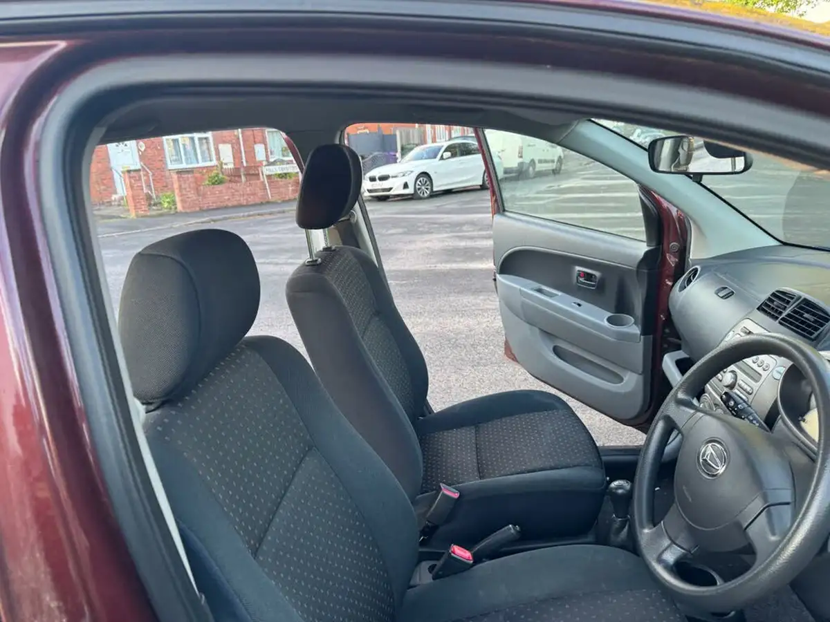 2009-daihatsu-sirion-10-se-big-17