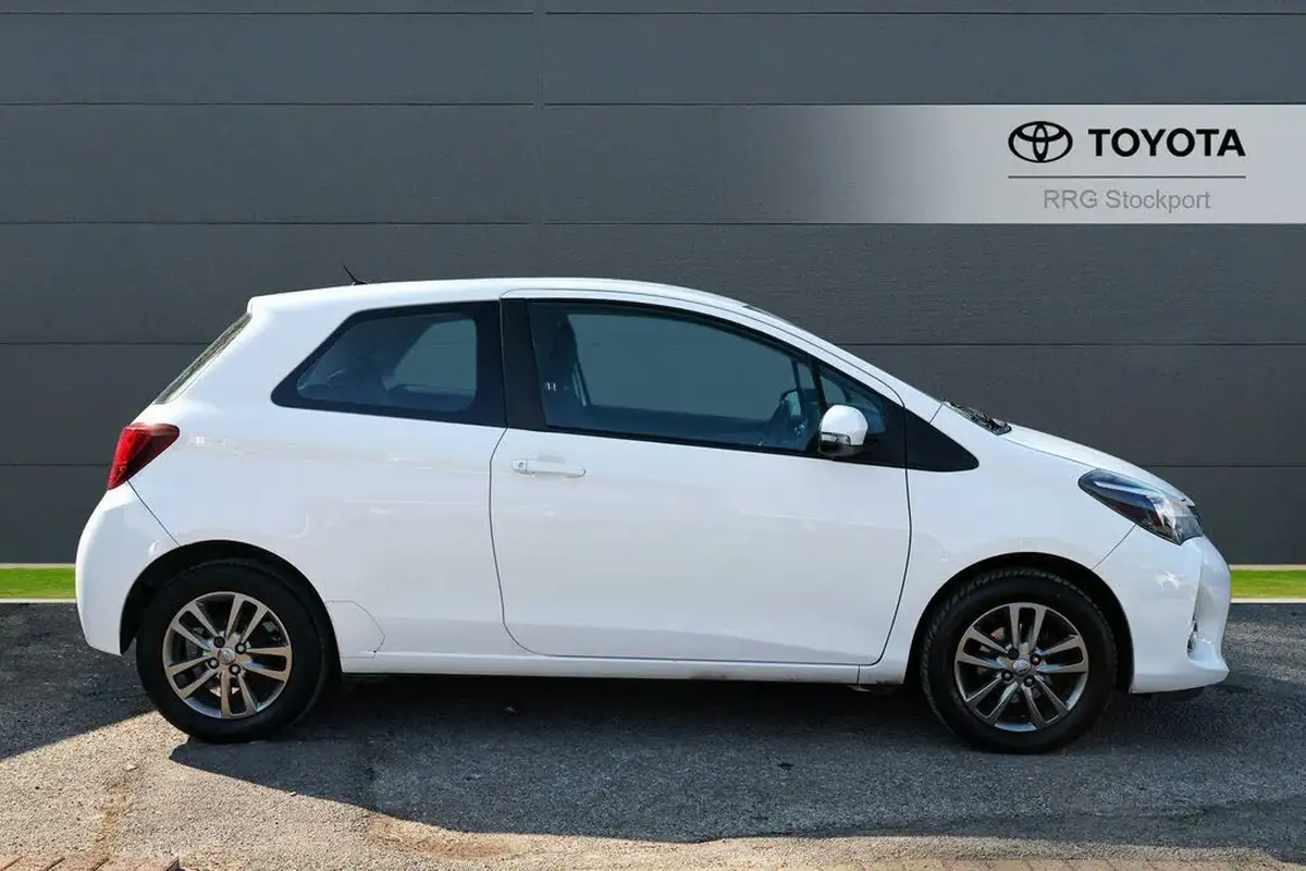 2015-toyota-yaris-133-icon-vvt-i-3d-big-15