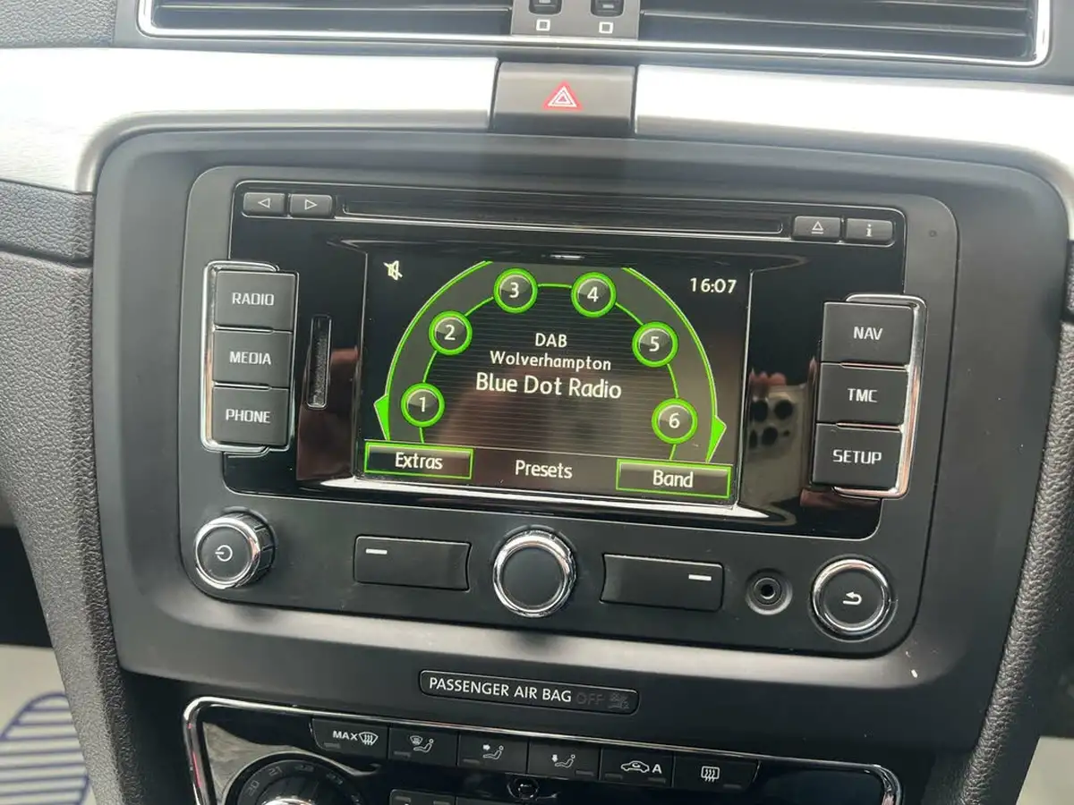 2014-skoda-superb-20tdi-black-edition-140ps-hatchback-dsg-big-41