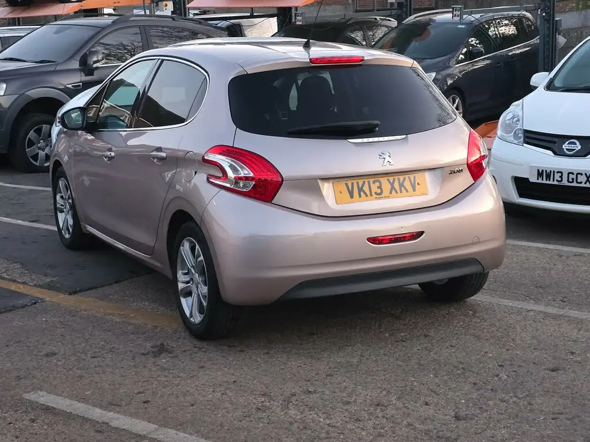 2013-peugeot-208-12-allure-5d-big-4