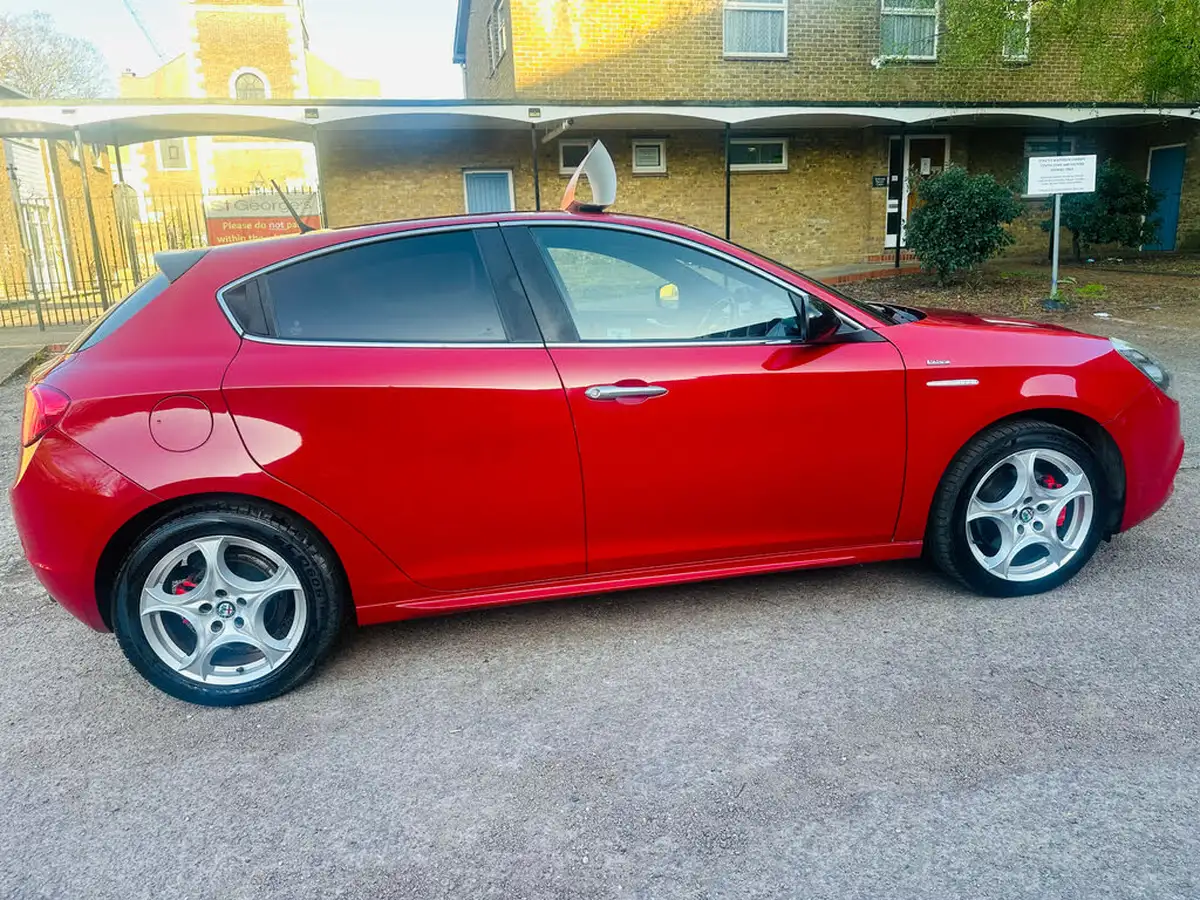 2012-alfa-romeo-giulietta-20td-veloce-170bhp-tct-big-3