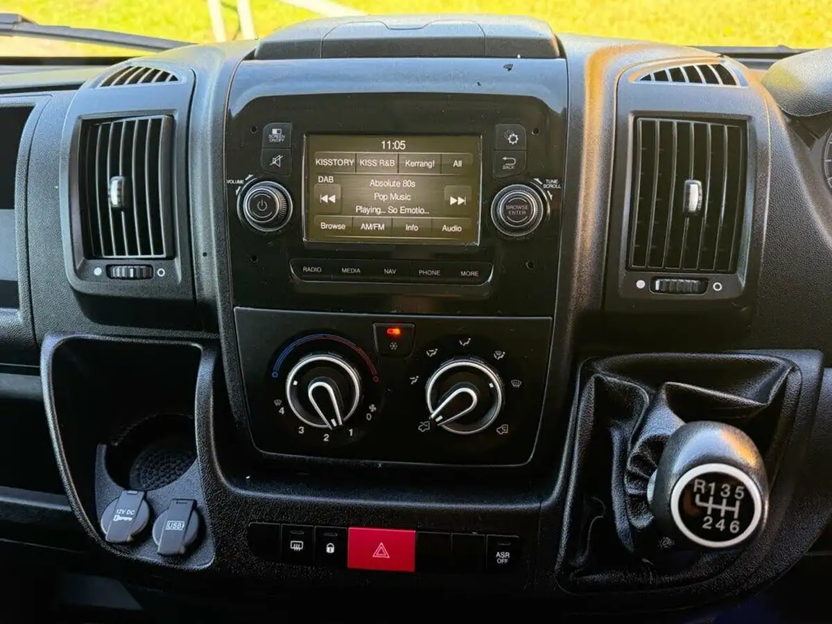 2022-peugeot-boxer-22-bluehdi-professional-335-l3-h2-panel-big-12