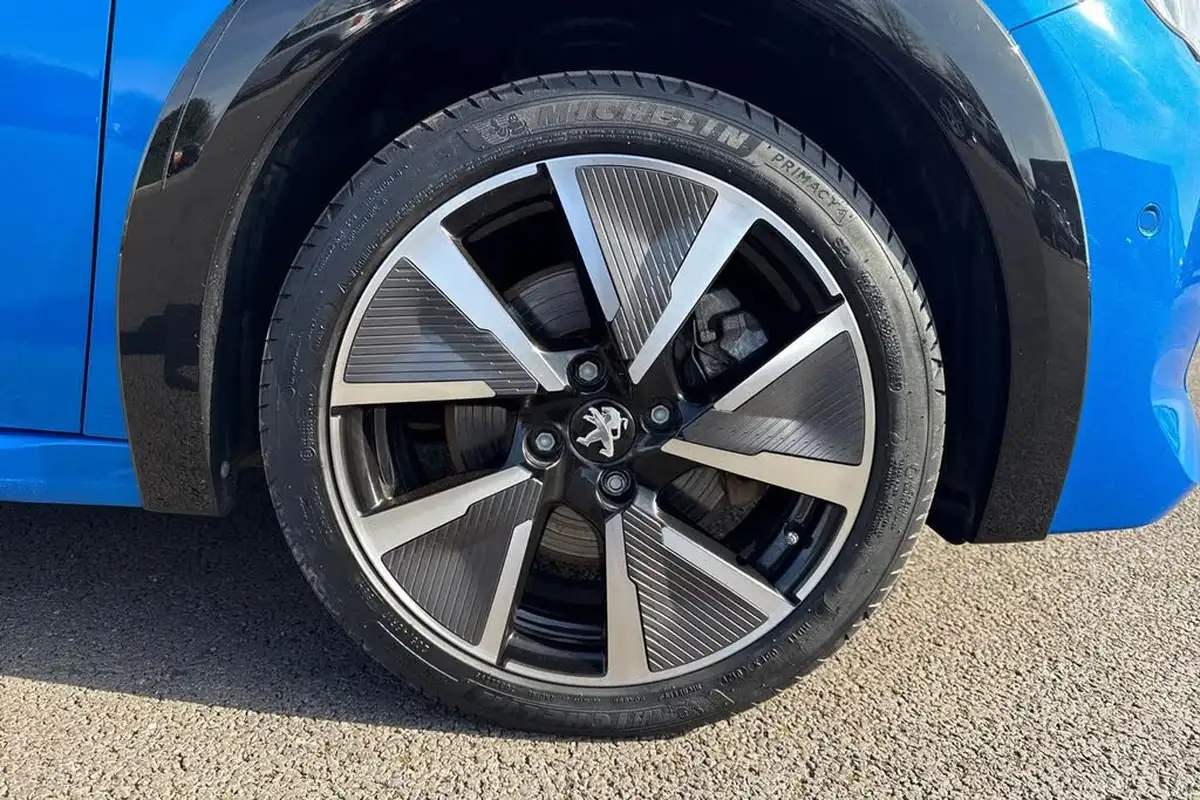 2021-peugeot-208-e-gt-premium-big-6