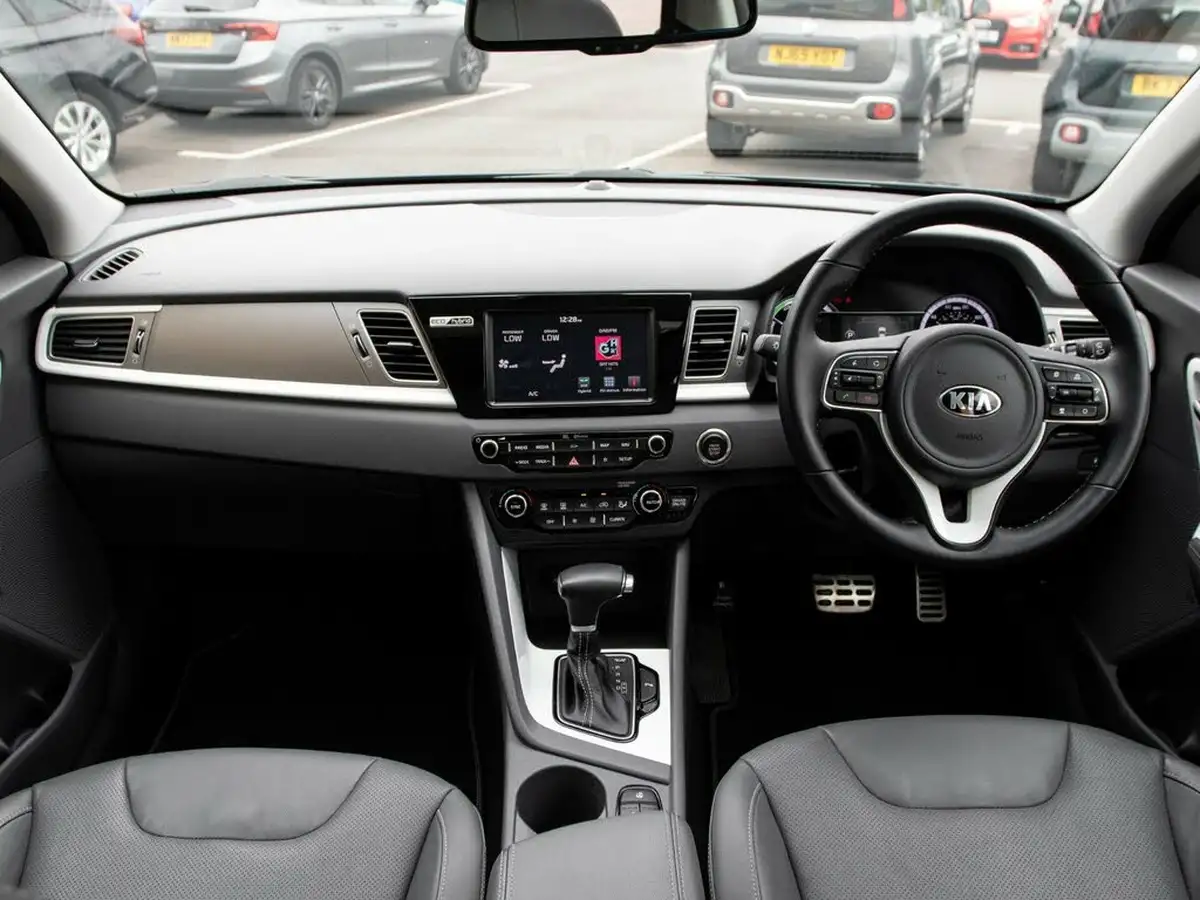 2017-kia-niro-16-gdi-first-edition-big-2