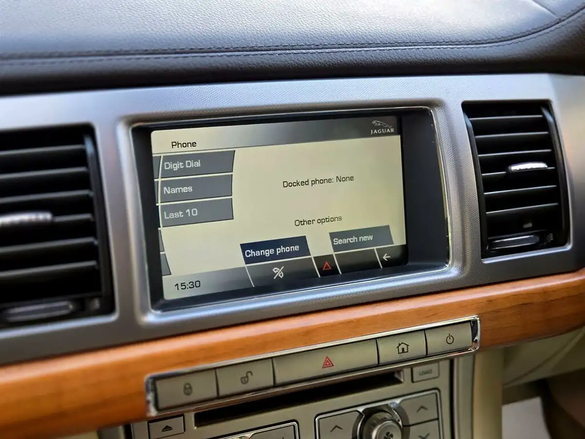 2010-jaguar-xf-30-luxury-big-41
