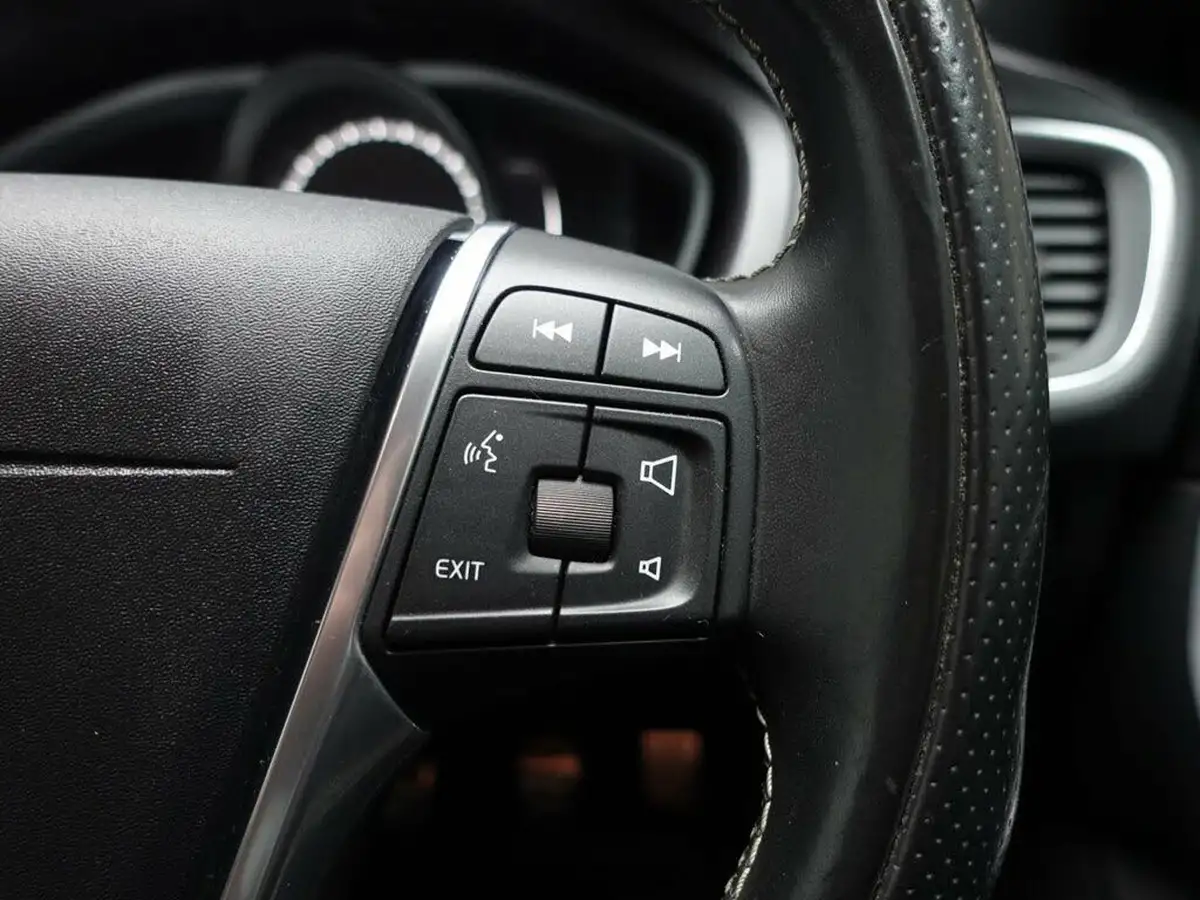 2018-volvo-v40-20-t3-r-design-nav-plus-big-19