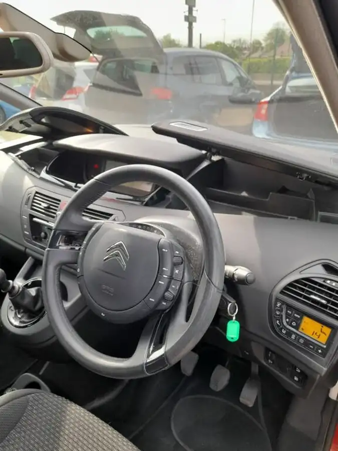 2013-citroen-c4-picasso-16hdi-platinum-big-22