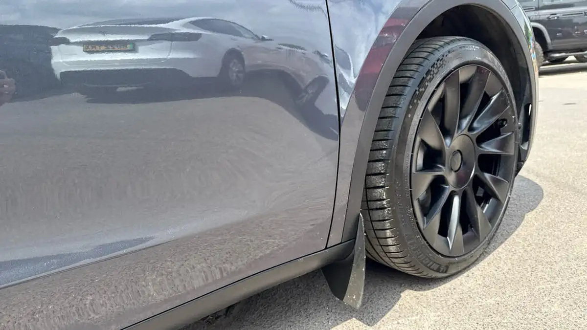 2023-tesla-model-y-e-rwd-big-10
