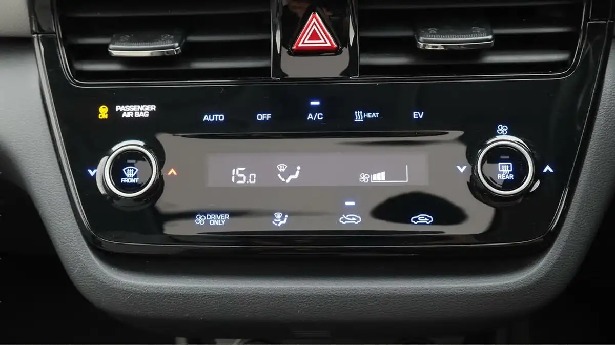 2022-hyundai-ioniq-e-premium-se-electric-big-12