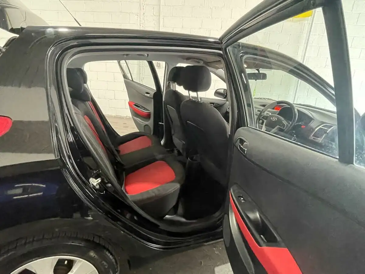 2010-hyundai-i20-12-comfort-5d-big-22