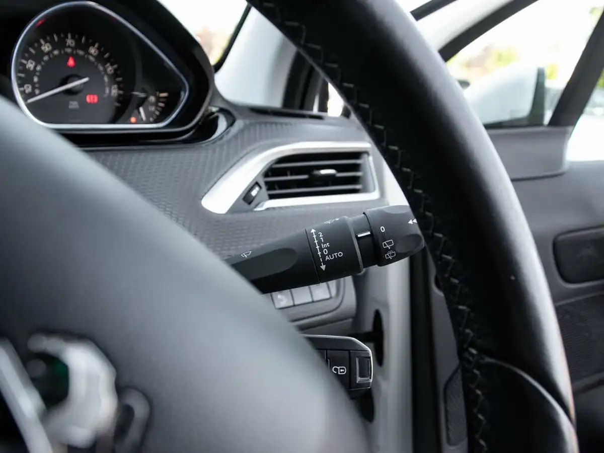 2018-peugeot-2008-suv-12-puretech-allure-premium-ss-big-17