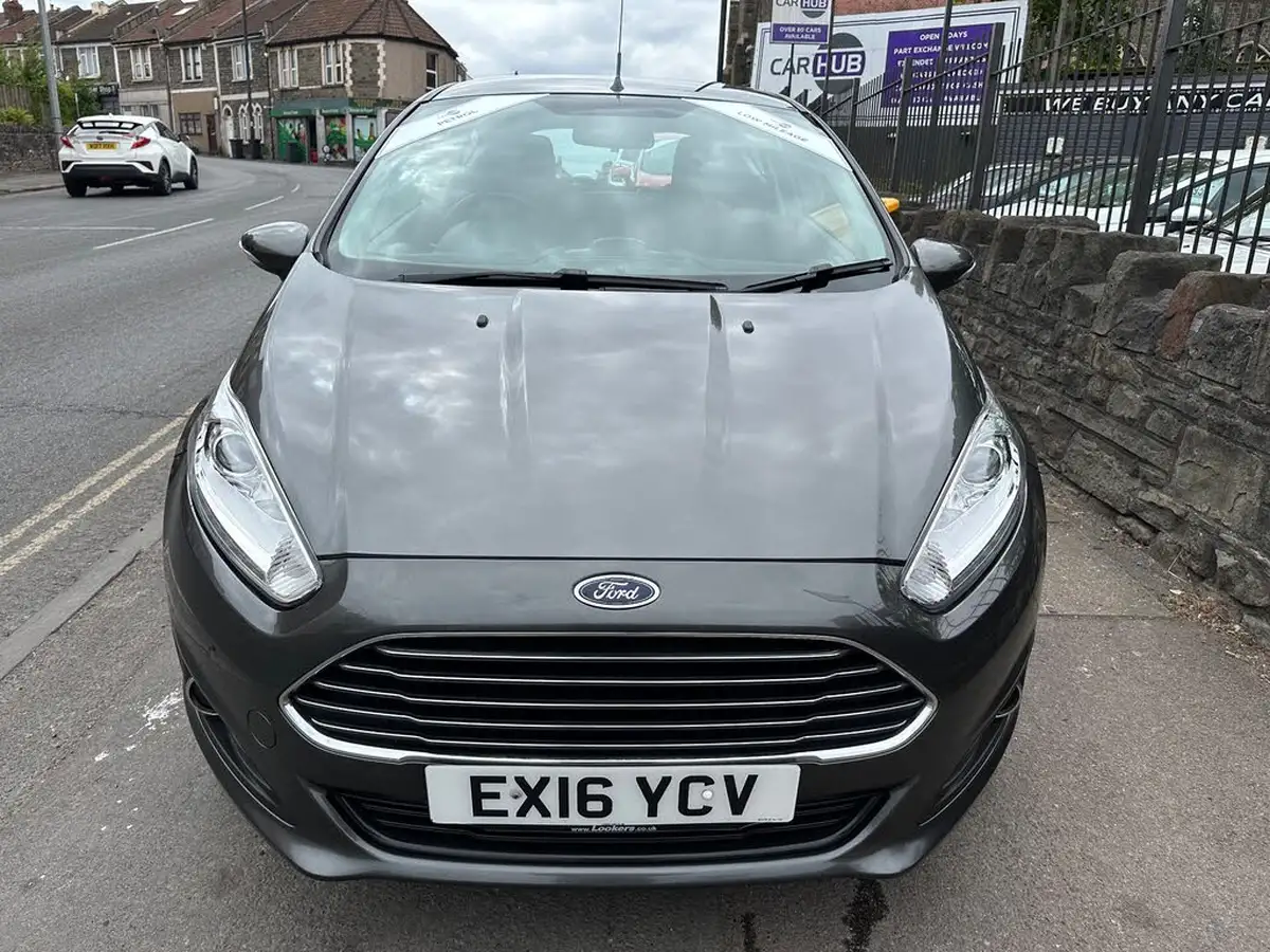 2016-ford-fiesta-125-zetec-3d-big-2
