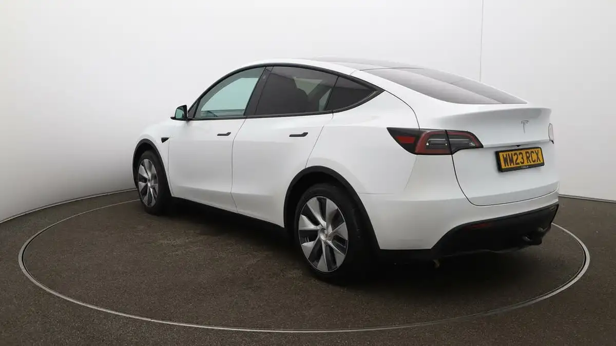 2023-tesla-model-y-e-rwd-big-60