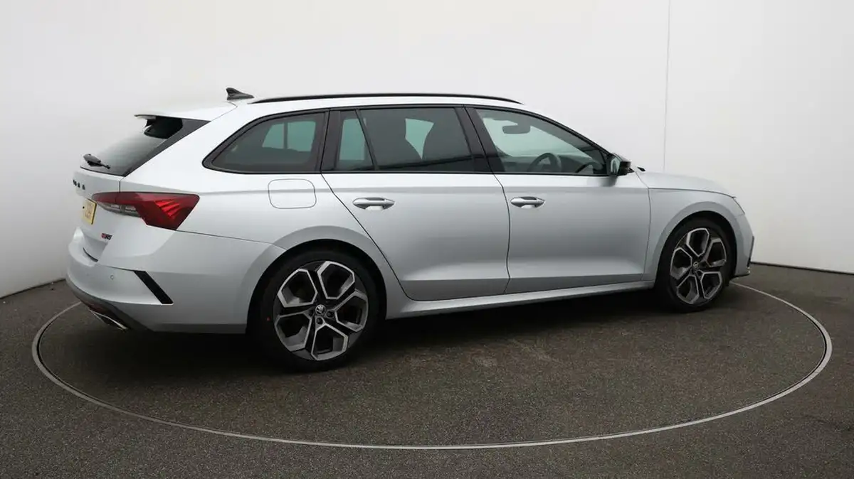 2021-skoda-octavia-20tdi-vrs-estate-big-52